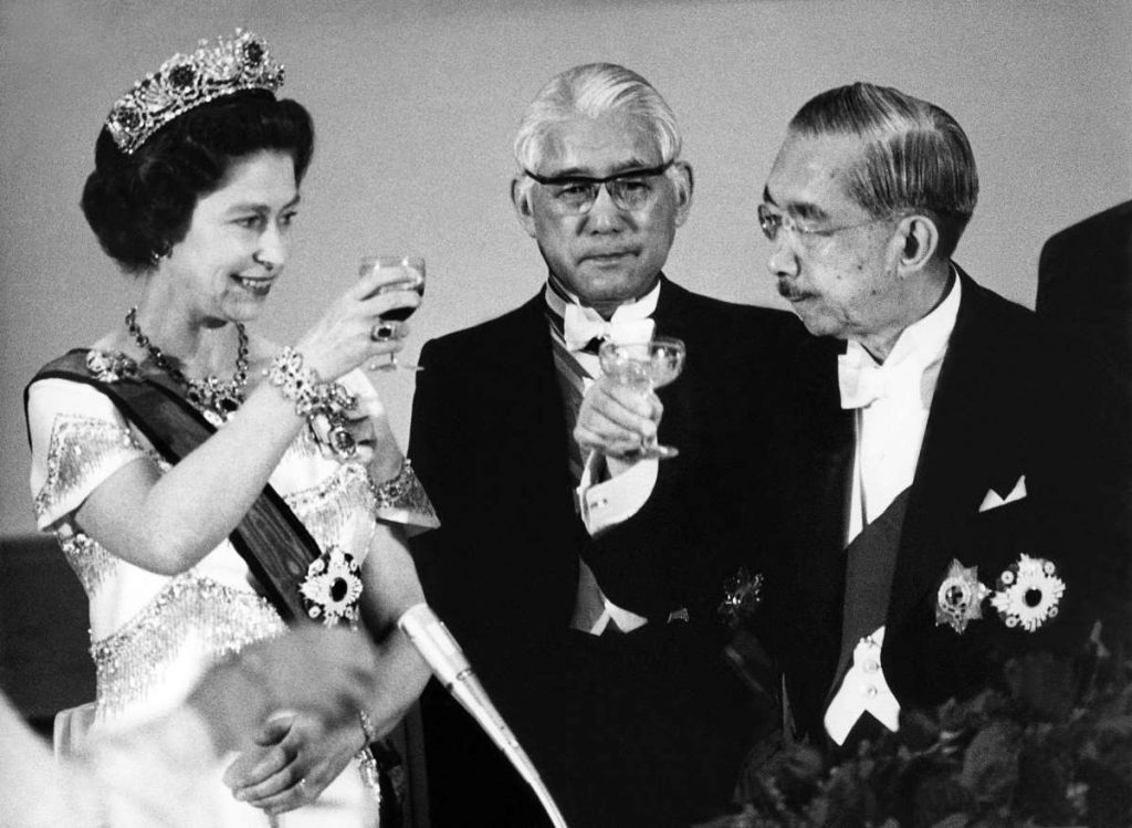 Queen Elizabeth II at a banquet at Buckingham Palace with Emperor Akihito and Empress Michiko, in 1998 © Kyodo.