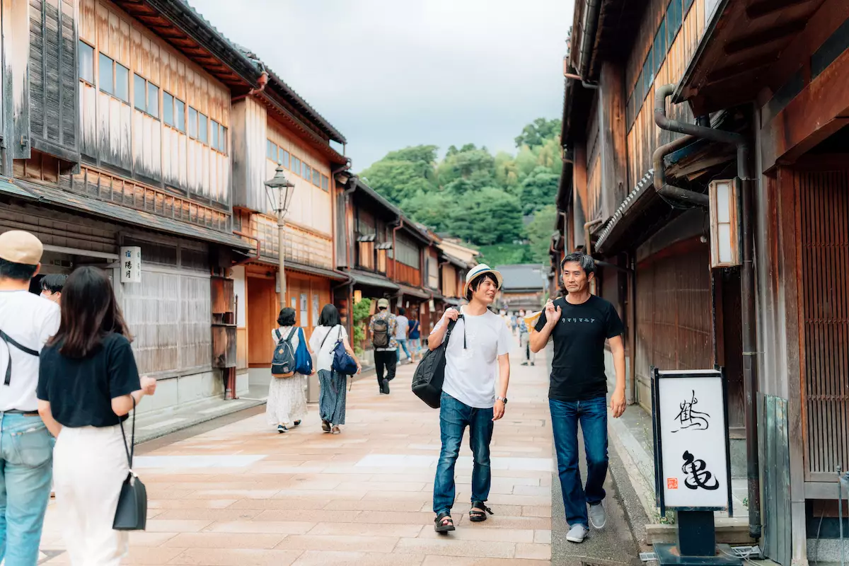 Hiraku and his wives making Sake