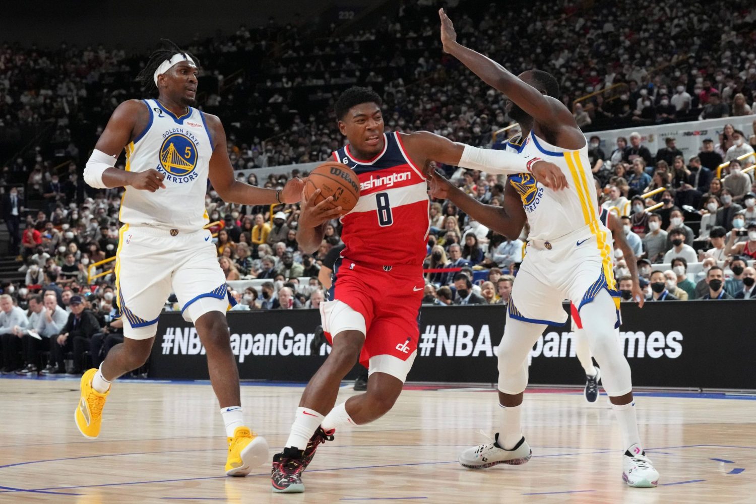 BASKETBALL, Warriors Prevail Against Wizards in NBA Japan Games Opener