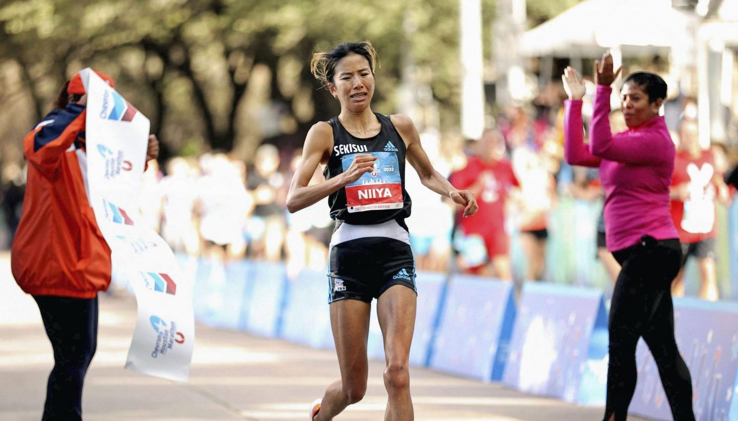 TRACK and FIELD Hitomi Niiya Triumphs in the Houston Marathon JAPAN