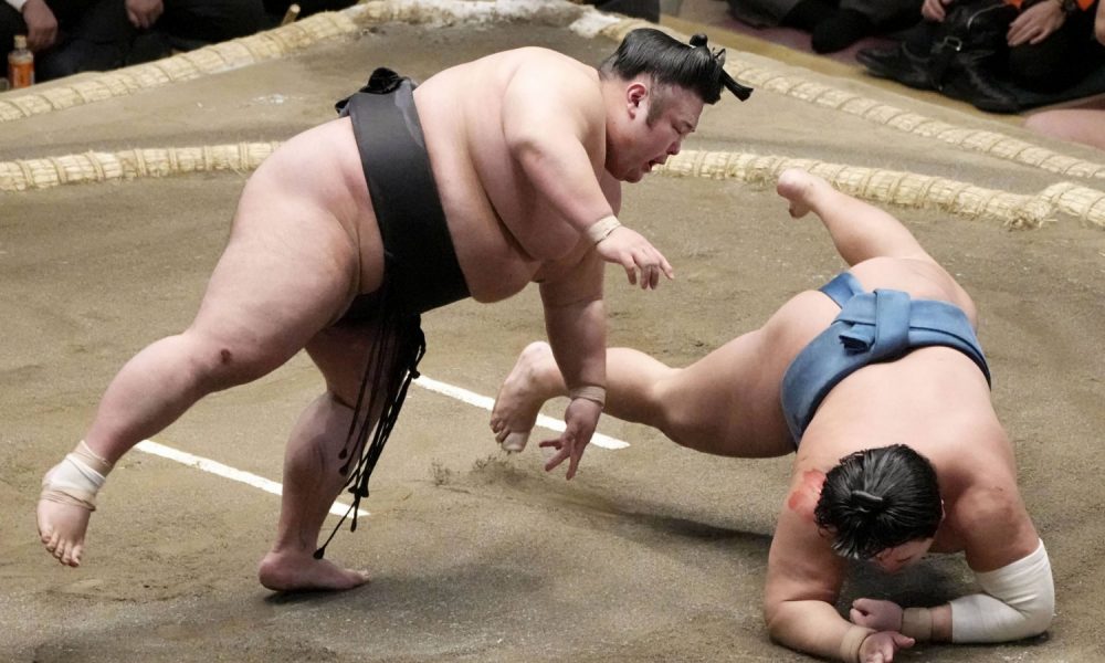 Сумо |  Takakisho оцелява след атаката на Nishikifuji само за да остане с куршум в новогодишното башо