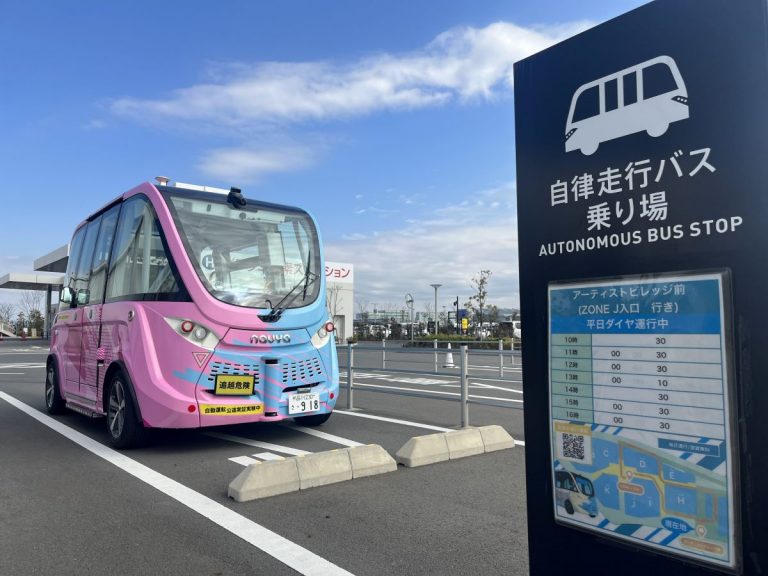 20230220 Self Driving Car Autonomous Bus Boldly 001