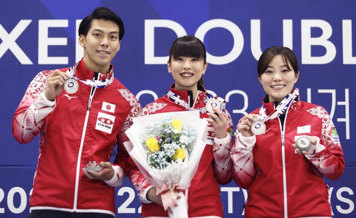 japan-wins-first-ever-medal-in-mixed-doubles-curling-at-the-world-championship-or-japan-forward