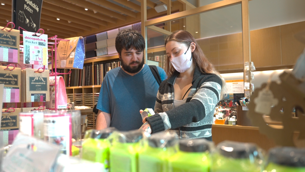 Tourists Flock to Ginza Itoya, the World Famous Stationary Shop