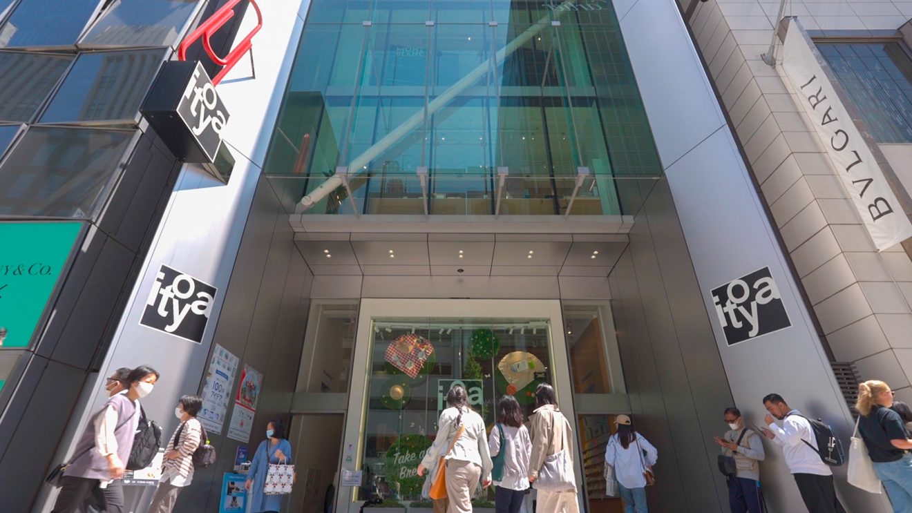 Tourists Flock to Ginza Itoya, the World Famous Stationary Shop JAPAN