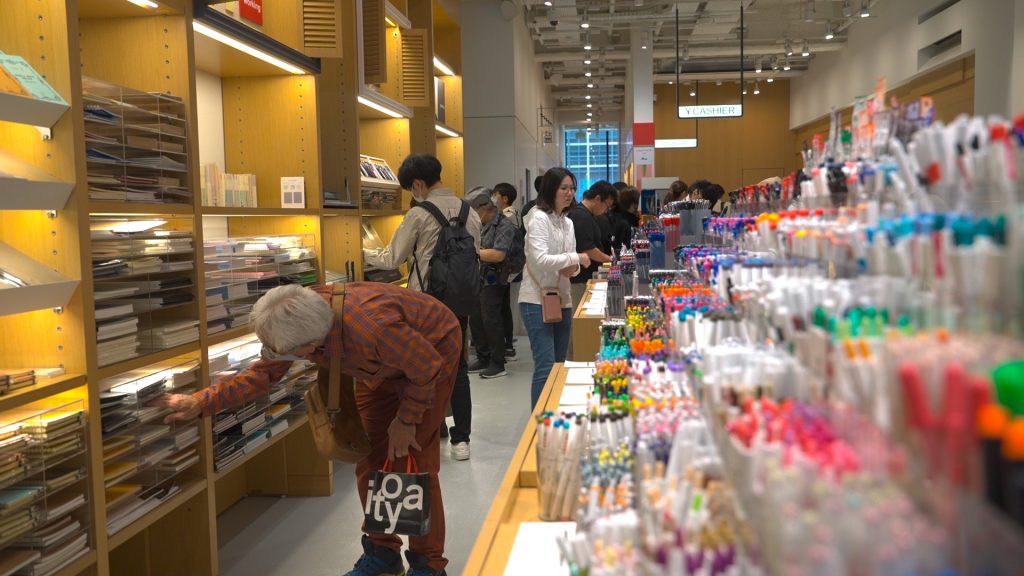 Tourists Flock to Ginza Itoya, the World Famous Stationary Shop