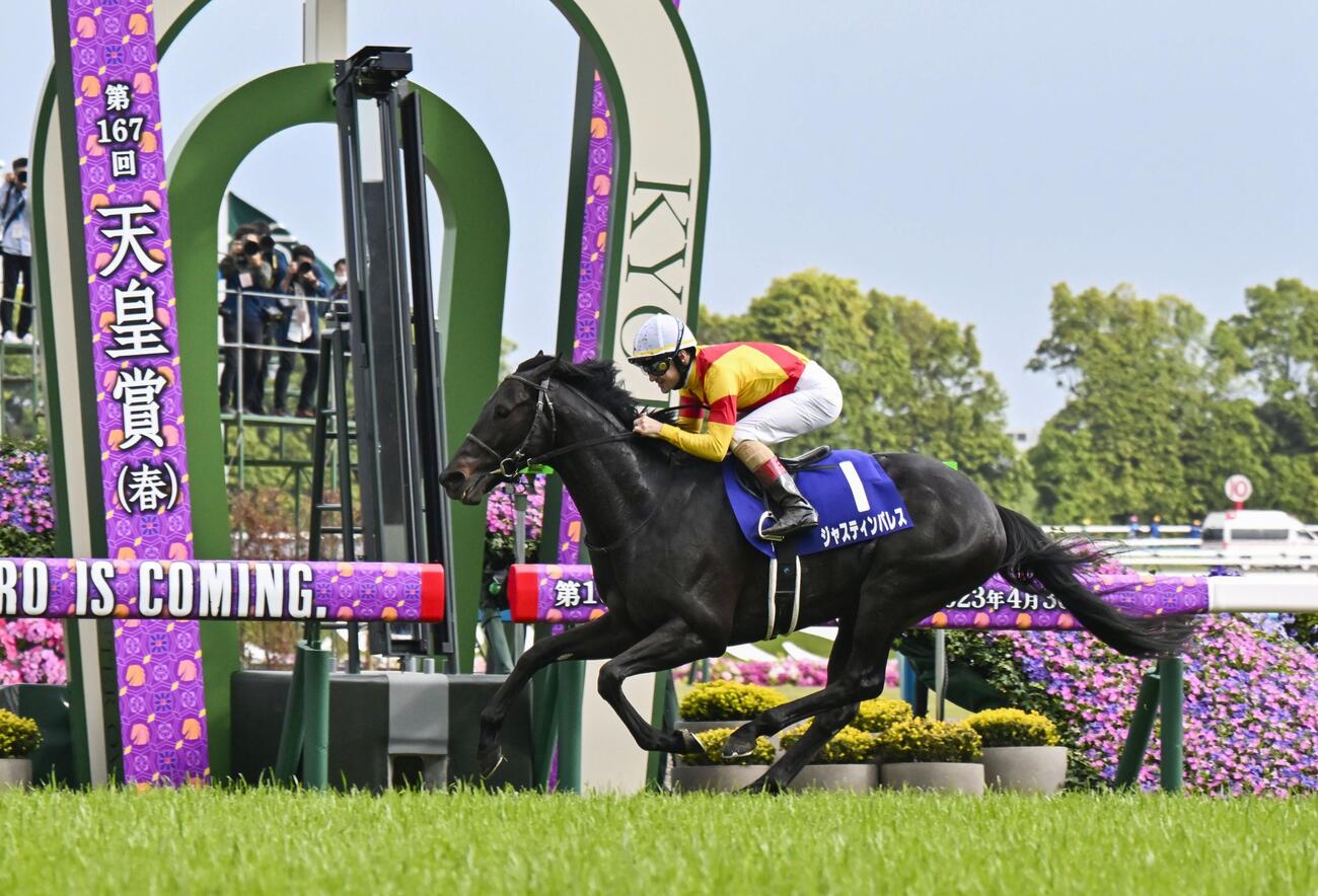 Justin Palace Displays Strong Closing Speed to Win the Tenno Sho