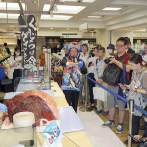 Demonstration of preparing whale cuisine Matsuya Ginza 2023 rs