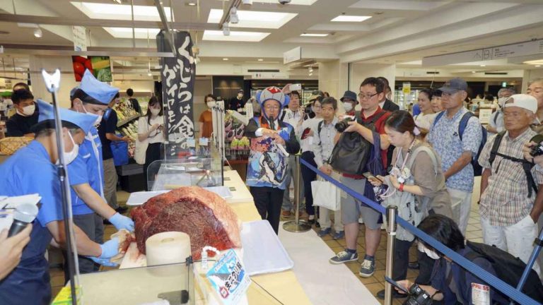 Demonstration of preparing whale cuisine Matsuya Ginza 2023 rs