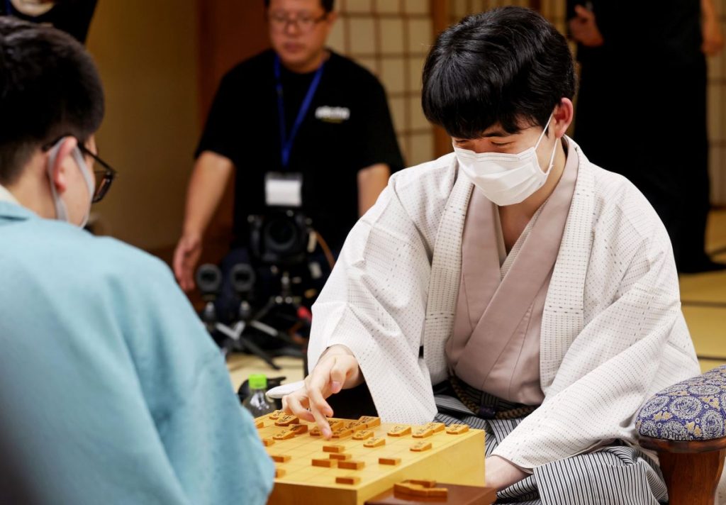 As chess players would you give shogi a try if there were readily