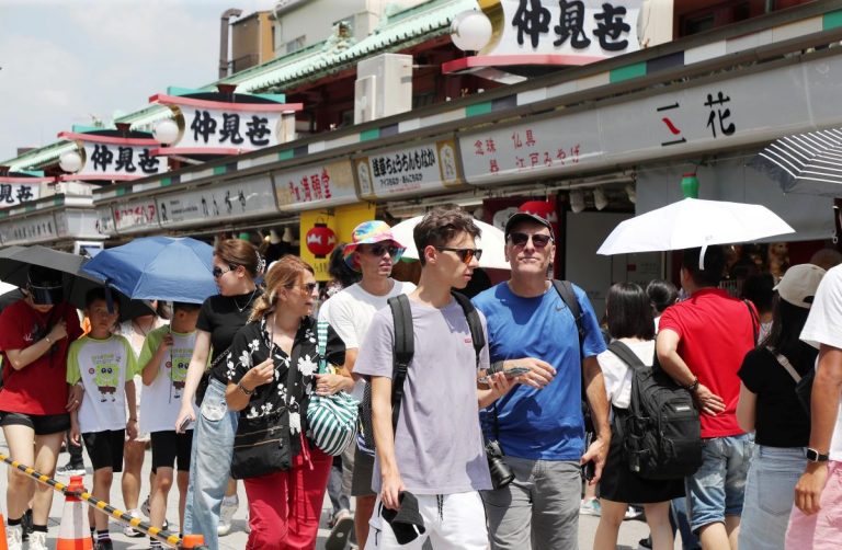 Foreign Tourist 001 20230819 Asakusa