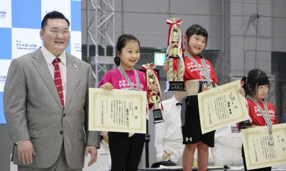プロに驚きを禁じた女性相撲選手たちは、日本の古代スポーツが提供できる多くのことを発見しました。