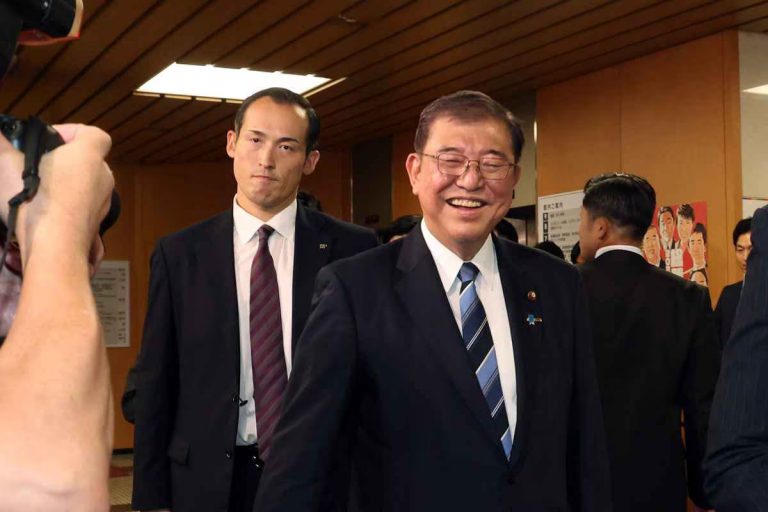 Shigeru Ishiba, the new president of the Liberal Democratic Party, leaves the party headquarters after the presidential election on the afternoon of the 27. (©Sankei by Katsuyuki Seki)