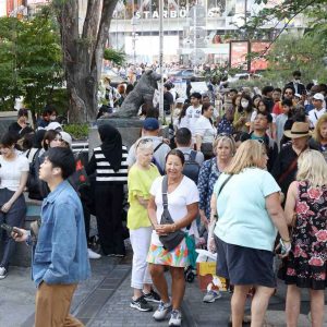 tourists in front of Shibuya Hachiko