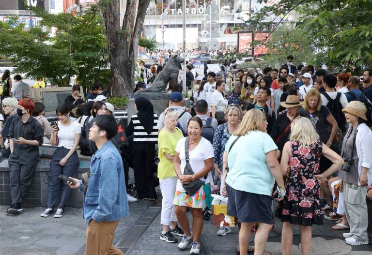 tourists in front of Shibuya Hachiko