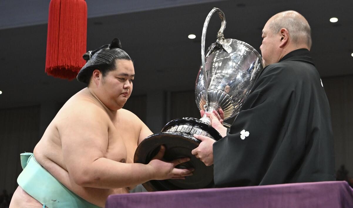 Kotozakura Captures 1st Emperor's Cup After Swatting Down Hoshoryu