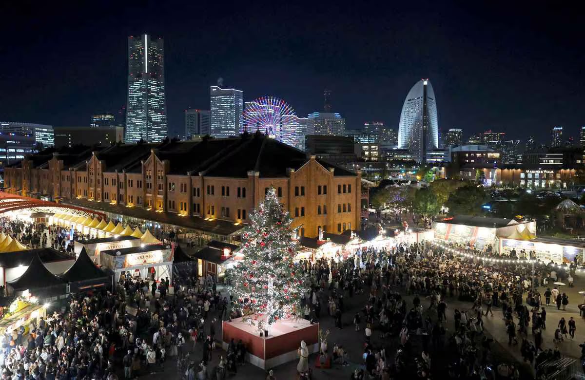 Giant Christmas Tree Lights Up Yokohama Red Brick Warehouse