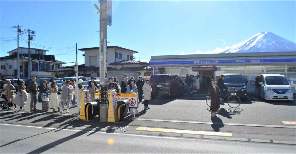 Mt Fuji Lawson: Did the Black Screen Solve the Problem? | JAPAN