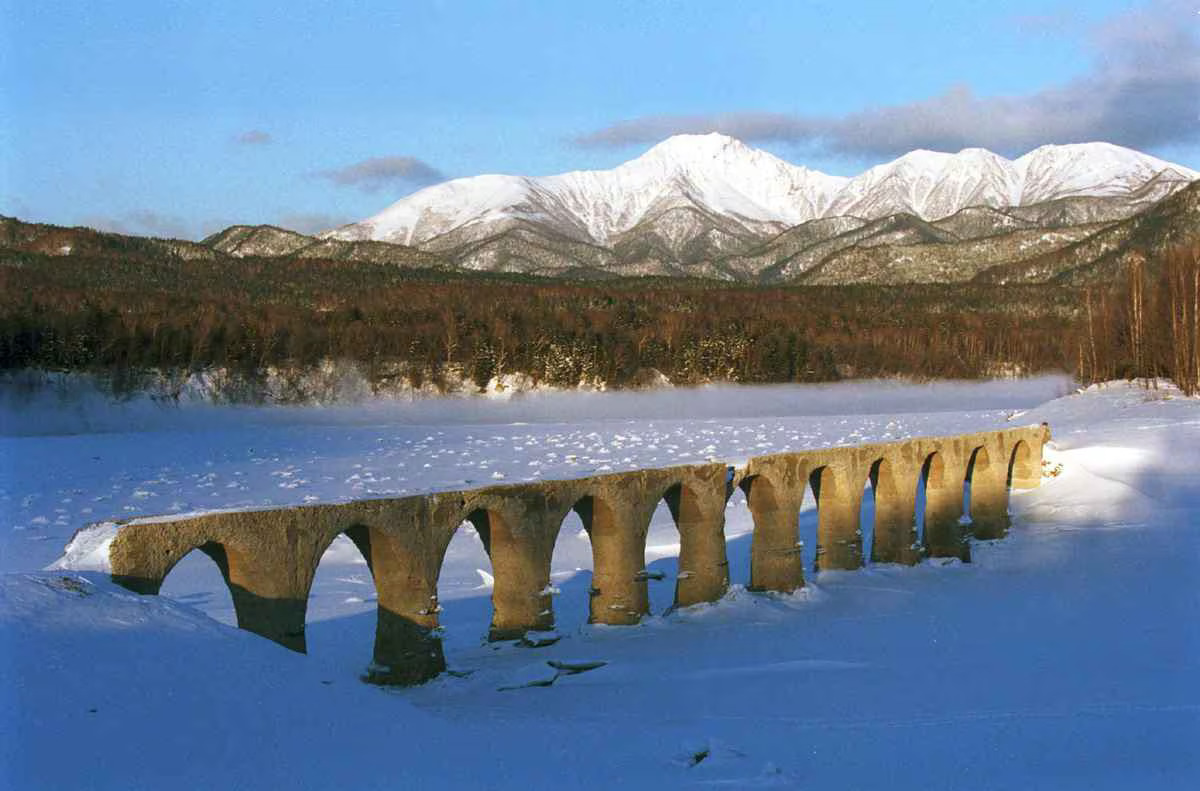 冬場だけ姿現す“幻の橋” タウシュベツ川橋梁 北海道・上士幌町 | JAPAN