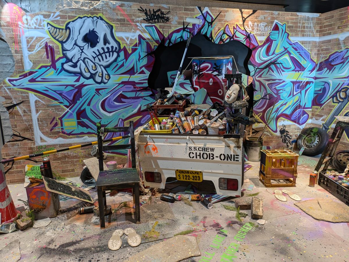 Amazon.co.jp: Exit through the f shop CB banksy バンクシー