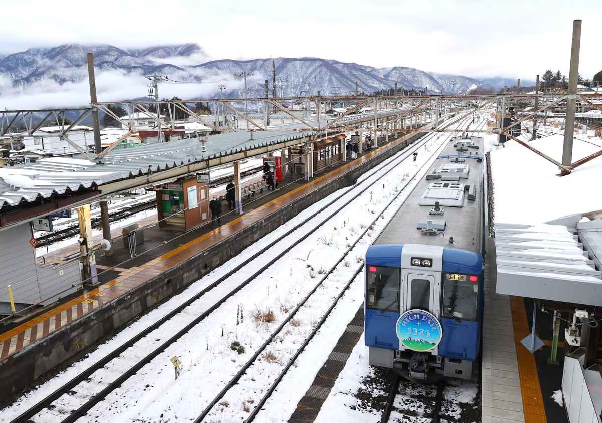 JRで最も標高の高い地点を走る小海線 観光列車「HIGH RAIL」で