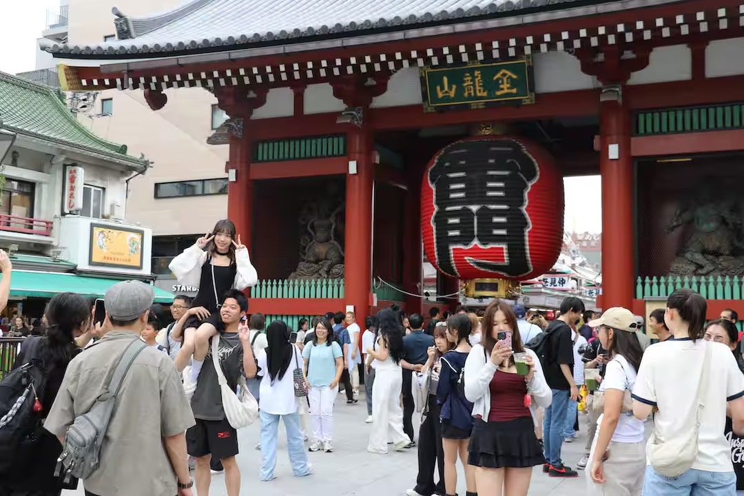 Property Prices on Kaminarimon Street Jump 29%, Driven by Foreign