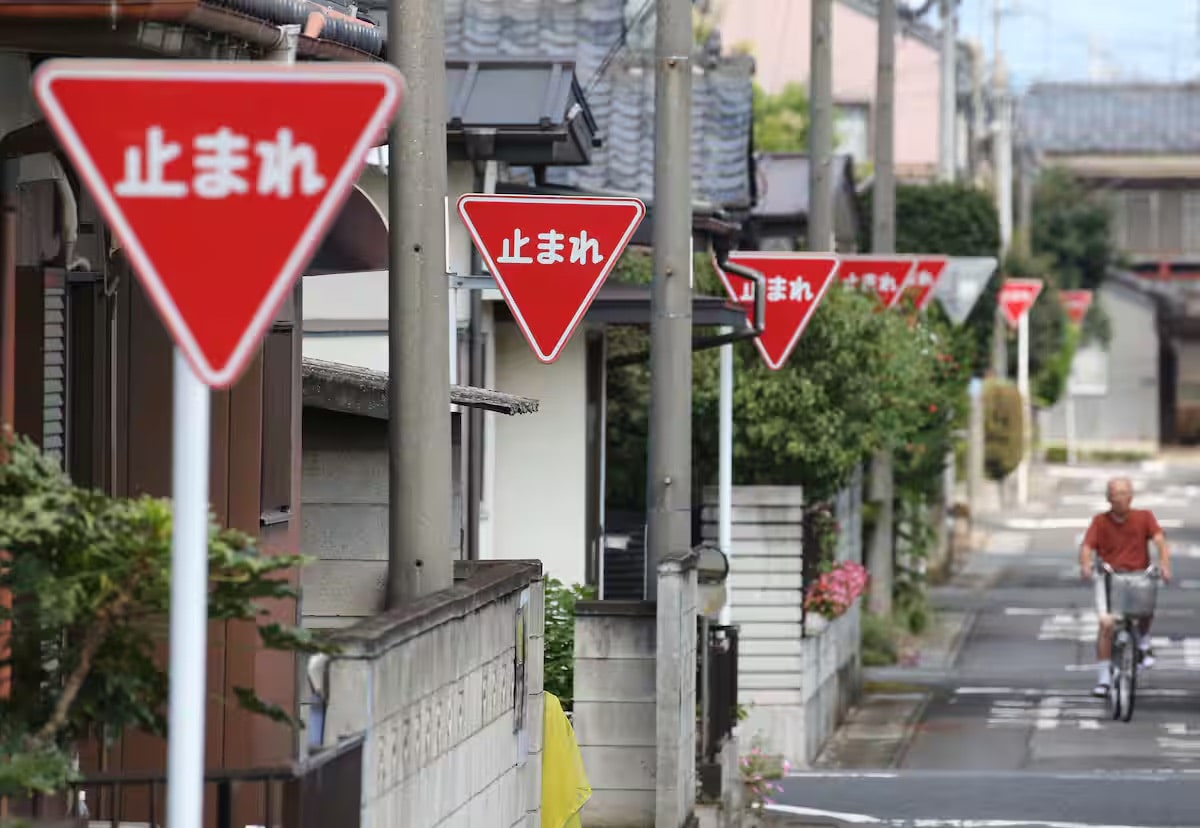 止まれ」だらけの道、その真相を探ってみた 群馬県大泉町 | JAPAN Forward