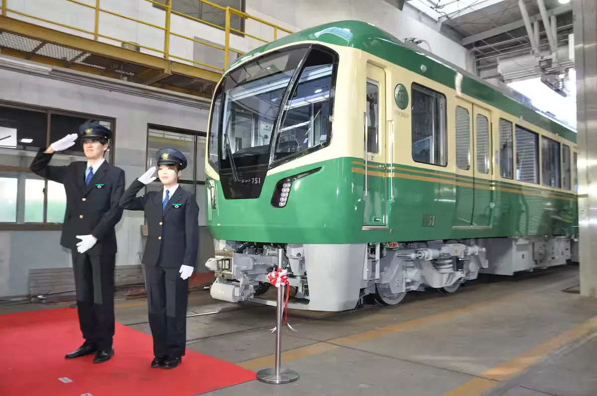 江ノ電が20年ぶりの新型車両「700形」を披露 混雑緩和へ片側クロス