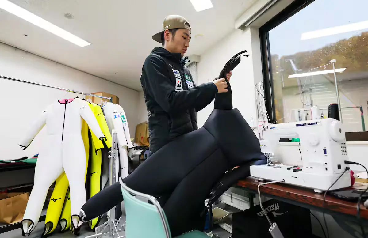 仕上がり最高！ ジャンプスーツ職人の心意気 直前までミシンと格闘